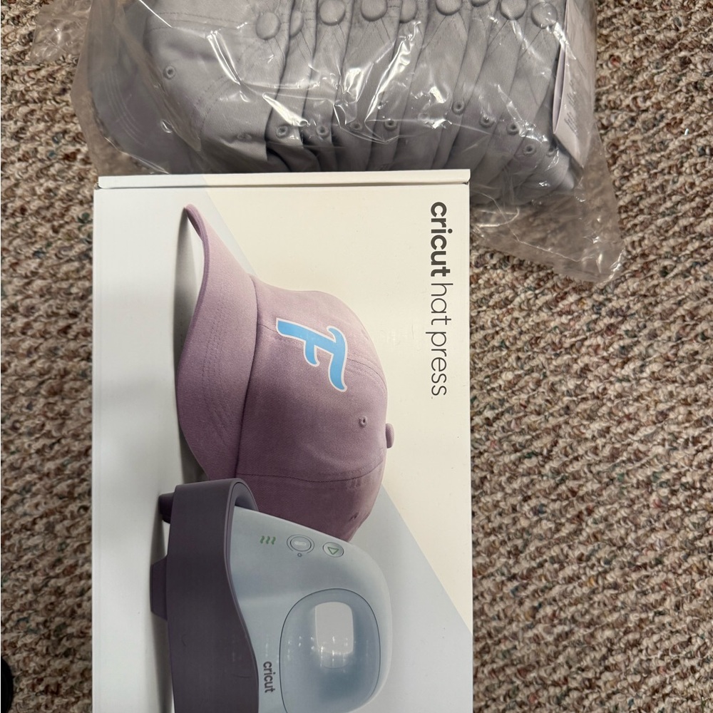 Cricut Hat Press with 12 Gray Cricut Hats